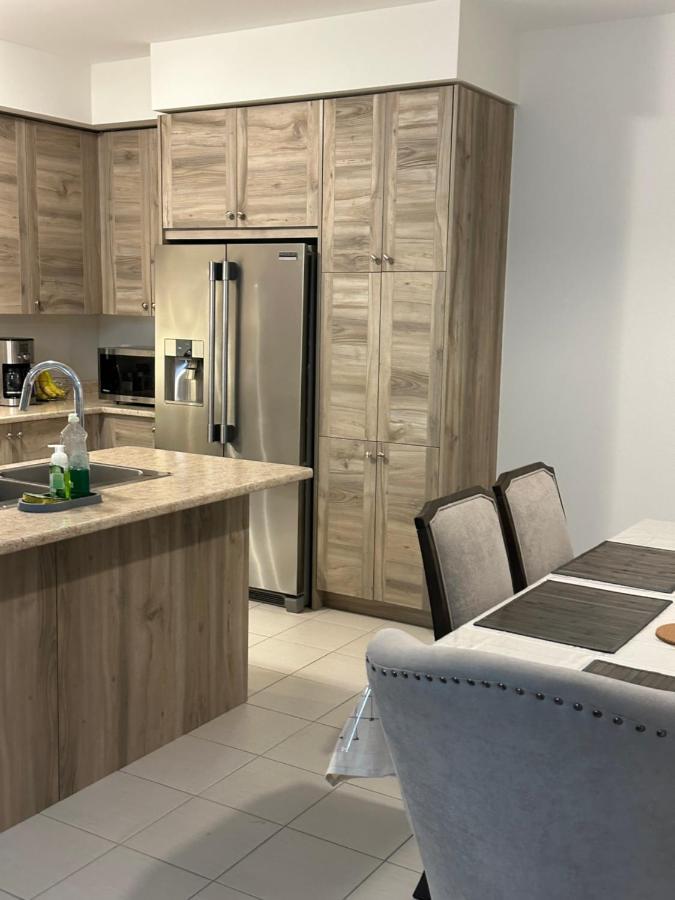 Holiday home 4 Bedrooms New House Sleep 12 Fury Friends Welcome Niagara Falls