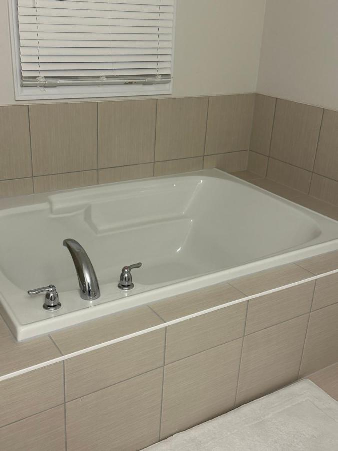 4 Bedrooms New House Sleep 12 Fury Friends Welcome Holiday home Niagara Falls